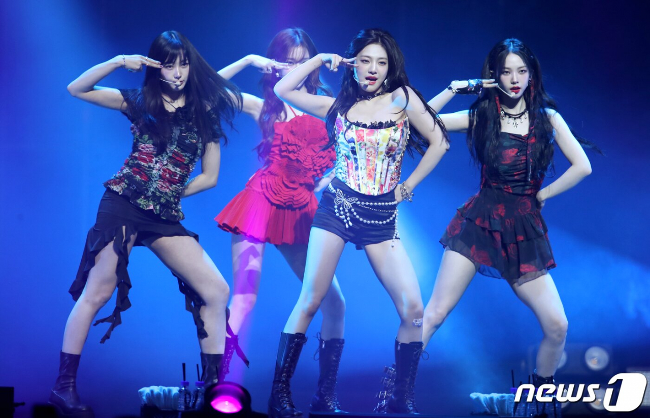 K-POP 아티스트 스타일의 독창성: 무대 의상에서 사복까지의 패션 여정